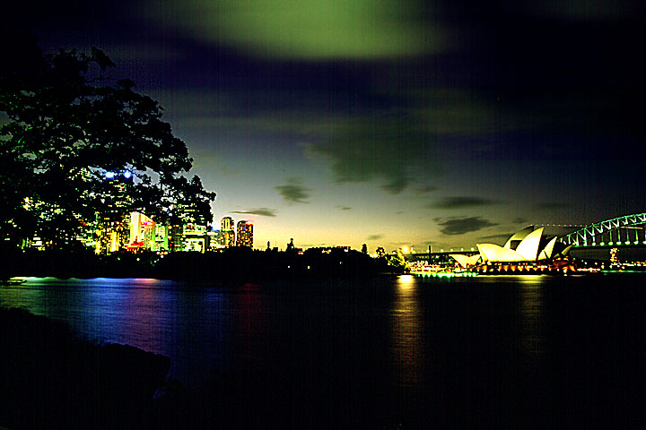 Skyline Sydney Downtown und Oper am späten Abend